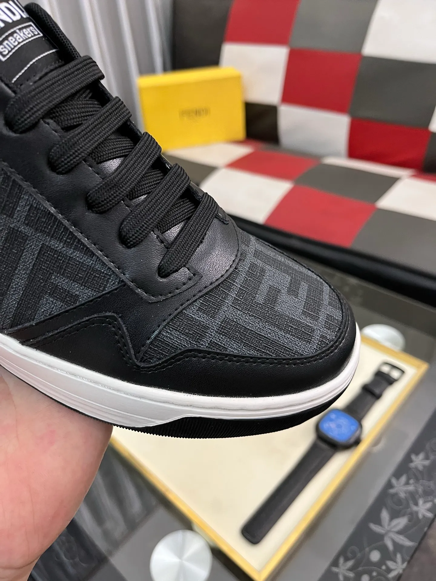 Men's Men's Shoes💰420⌚️⌚️[Fendi] Fendi's latest casual shoes for men! Available at counters simultaneously! A one-to-one replica of the original. Made entirely of imported top-grain calfskin, the interior is made of top-grain water-dyed cowhide, and the original factory-supplied rubber outsole. Leading new fashion concepts. Matching code: 38-443️⃣Colors available